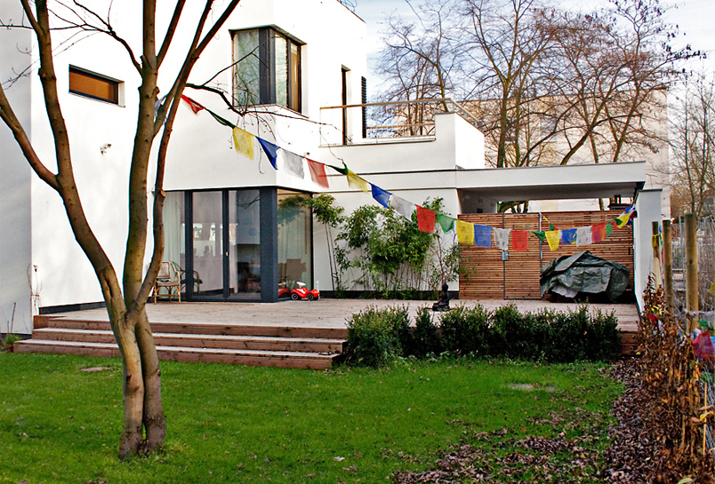 Gartenholzterrasse und Sichtschutz