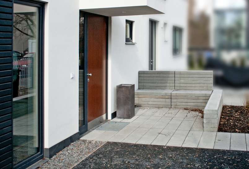 Gartenholzterrasse und Sichtschutz