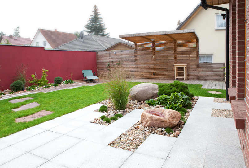 Gartenholzterrasse und Sichtschutz