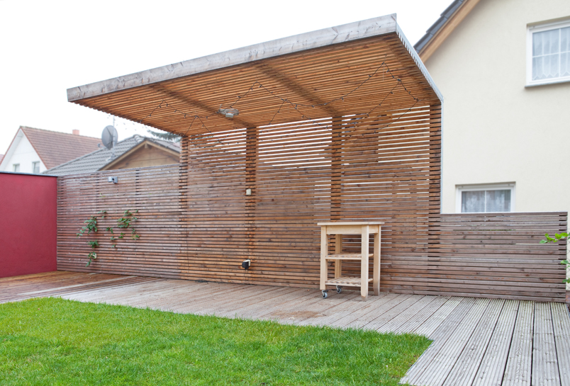 Gartenholzterrasse und Sichtschutz