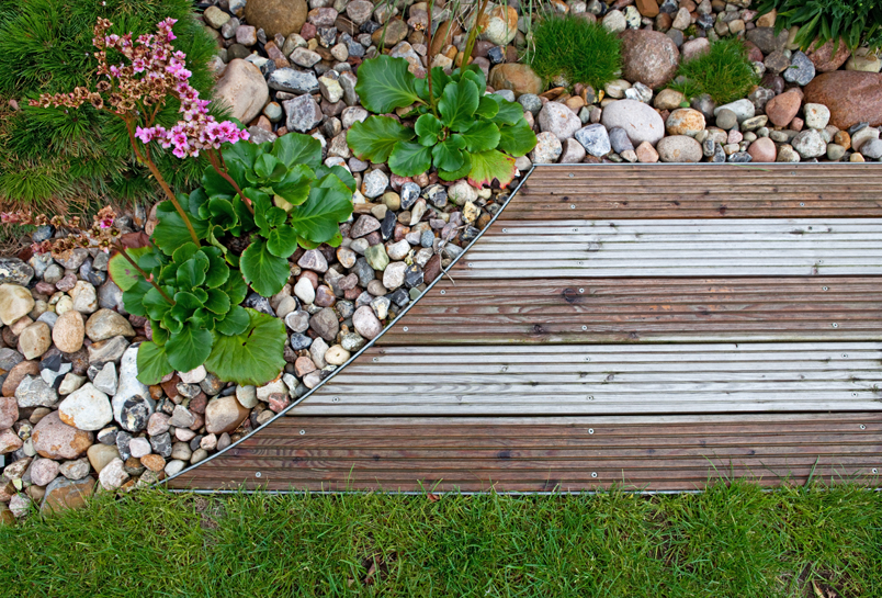 Gartenholzterrasse und Sichtschutz