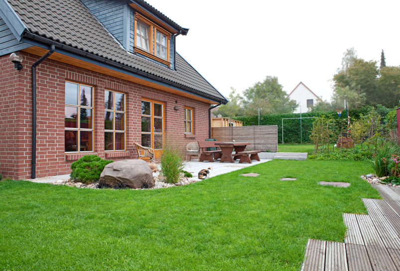 Gartenholzterrasse und Sichtschutz