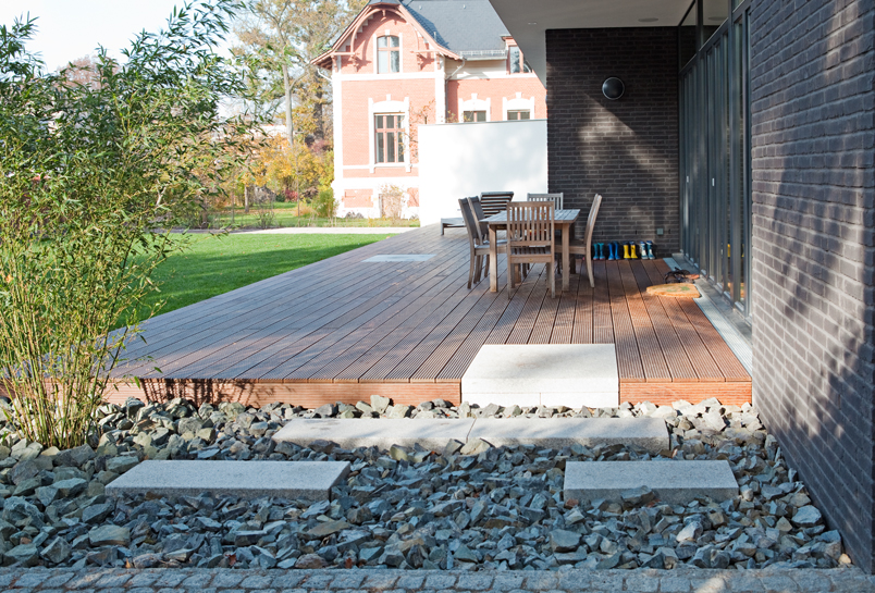 Gartenholzterrasse und Sichtschutz