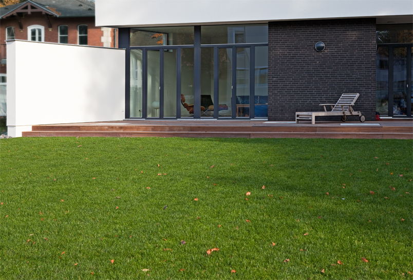 moderne Gartenplanung, reduziert, großzügig, Holz, Terrasse, Schotter, Gestaltungselement