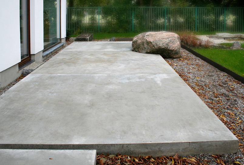 Ortbetonterrasse mit eingearbeitetem Findling