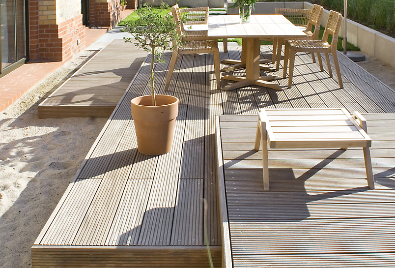 Gestaffelte Holzterrassen