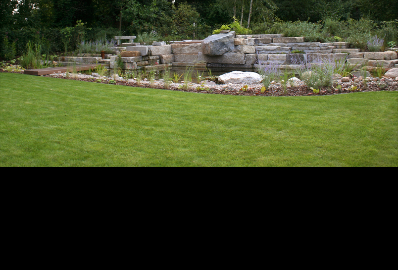 Teich mit Natursteinmauer