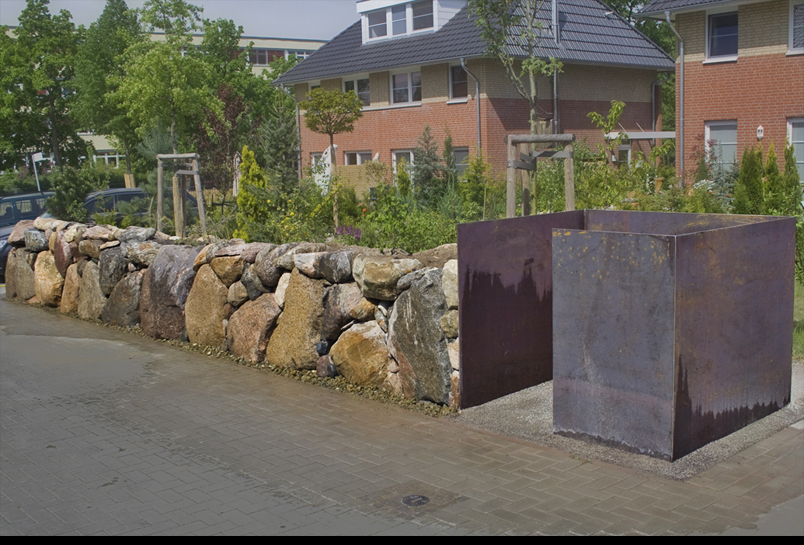 Cortenstahl und Zyklopenmauer