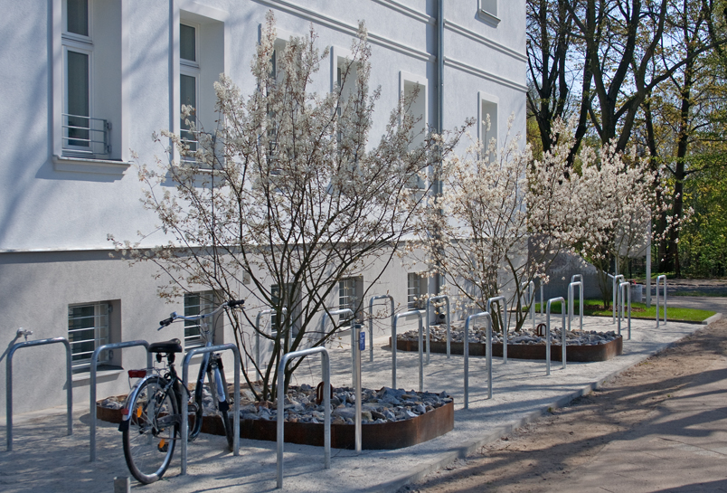 Öffentlicher Vorplatz, Felsenbirnen und Fahrradständer